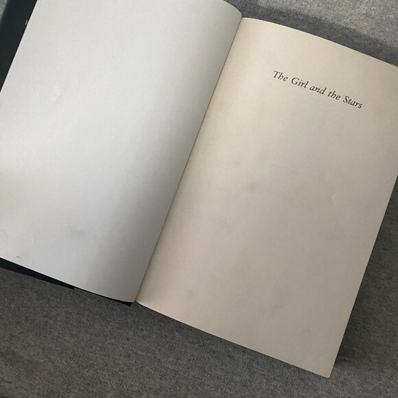 Illumicrate Edition Signed Sprayed Edge The Girl And The Stars By Mark Lawrence - Picture 15 of 15